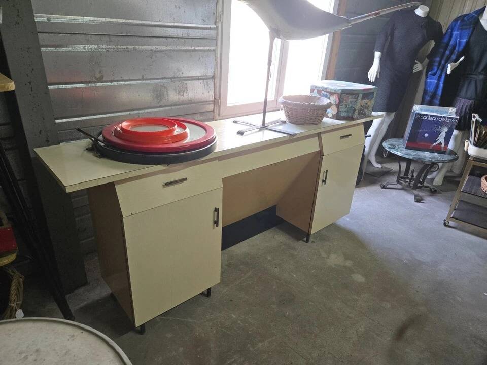 Modernist desk in formica, work from the 1950s.