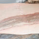 Table basse Louis XV en marbre rose en laiton