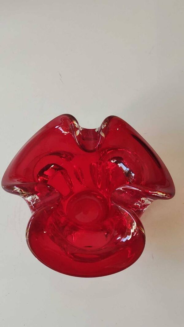 Vide poche Murano forme Florale 3 pétales. En verre d Art soufflé Murano Italie. Rouge rubis