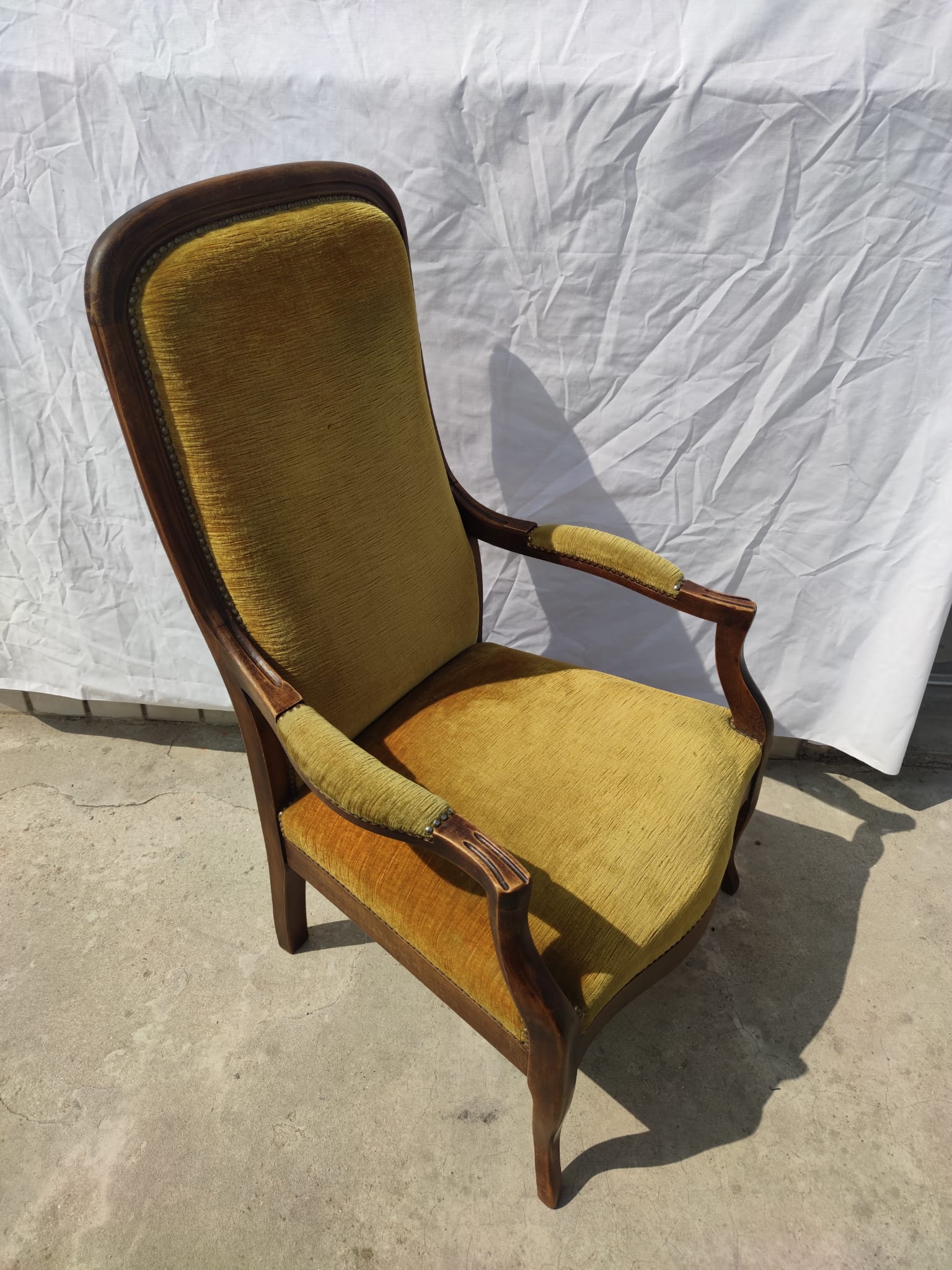 Fauteuil Voltaire garniture de velours jaune