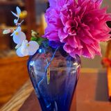 Vase en verre bleu