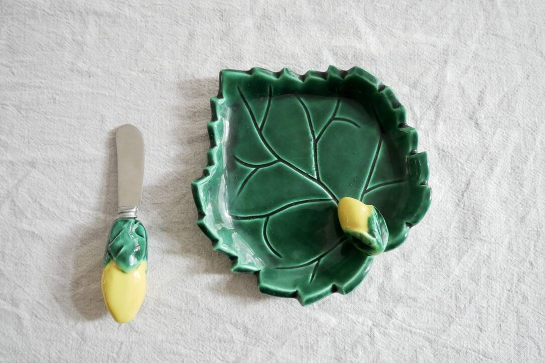 Beurrier avec couteau en barbotine Vallauris forme de feuille et citron