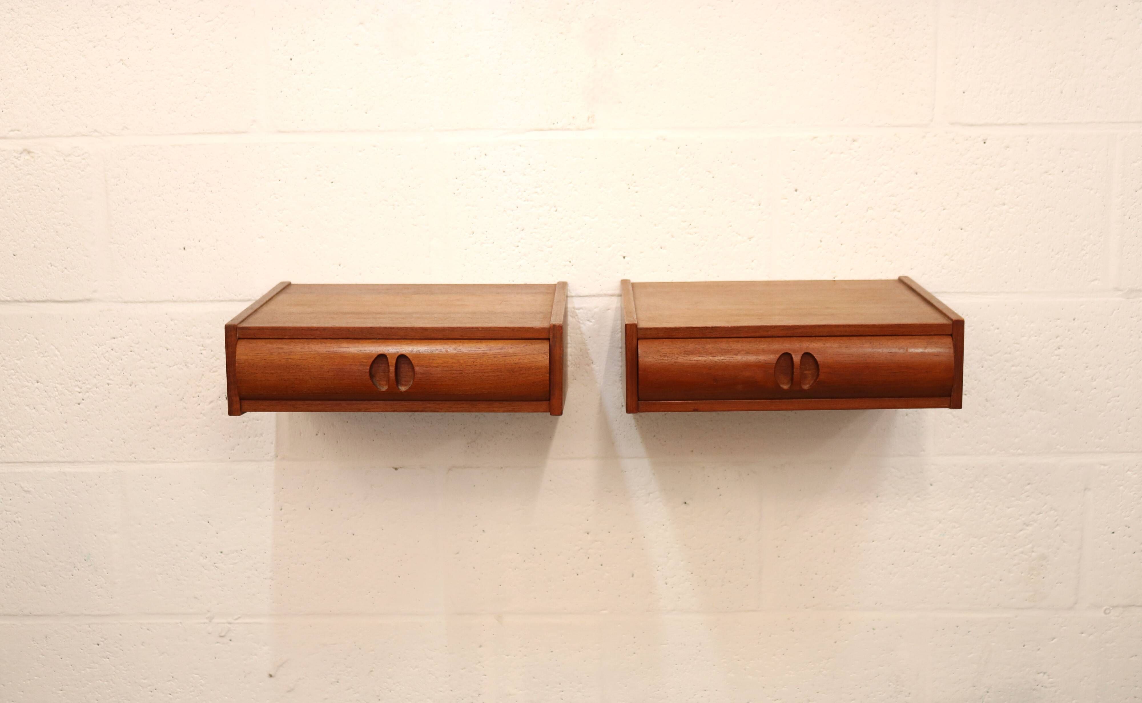 Set of vintage floating nightstands in teak with drawers *** Denmark 1970
