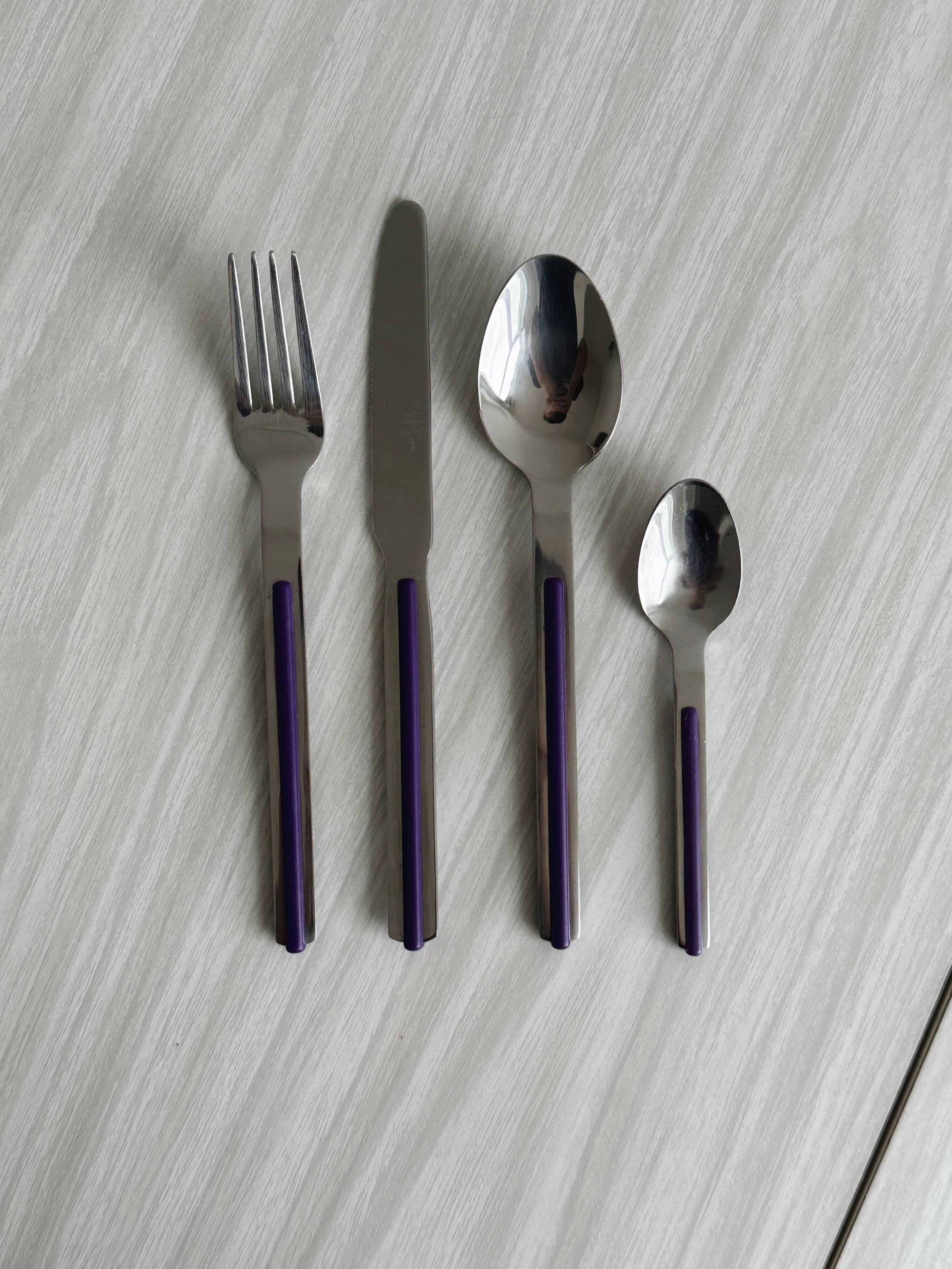 Set of 24 stainless steel and purple plastic cutlery