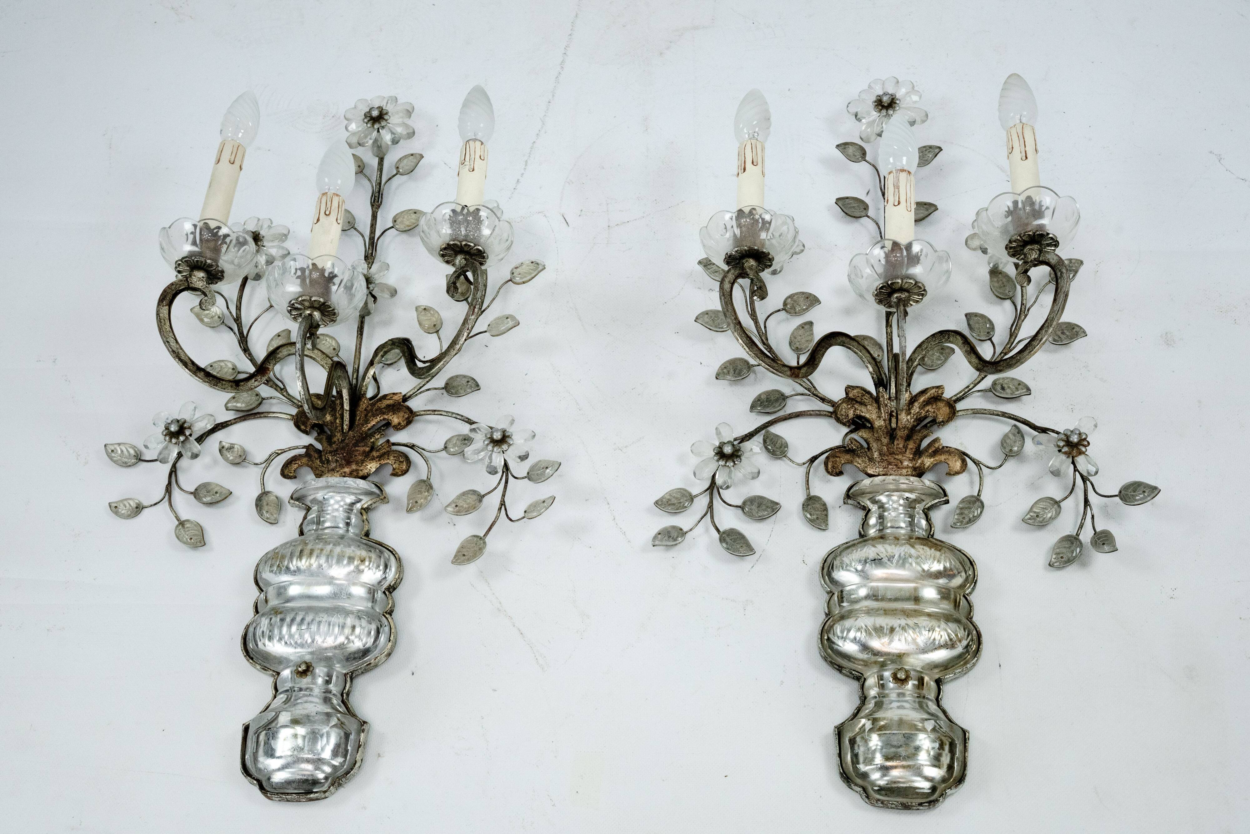 Paire de appliques en cristal et bronze Maison Bagues, années 1960.