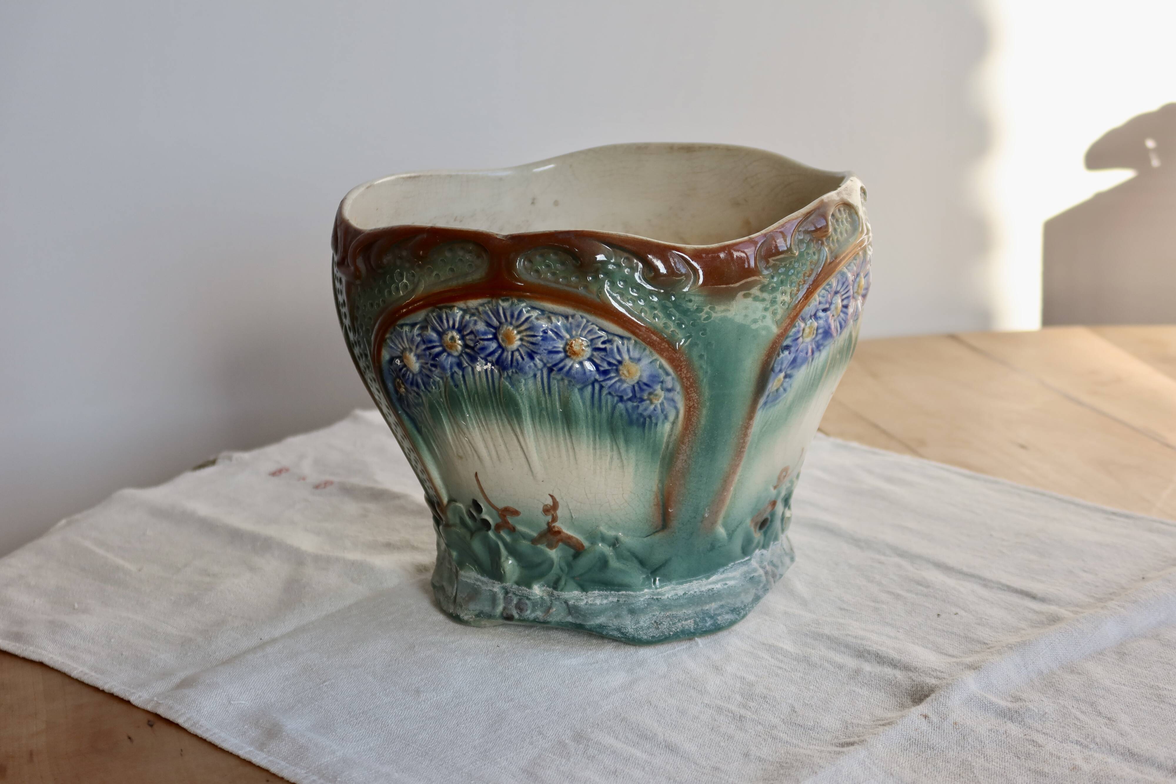 Large vintage cache-pot in Art Nouveau barbotine style – Floral decor