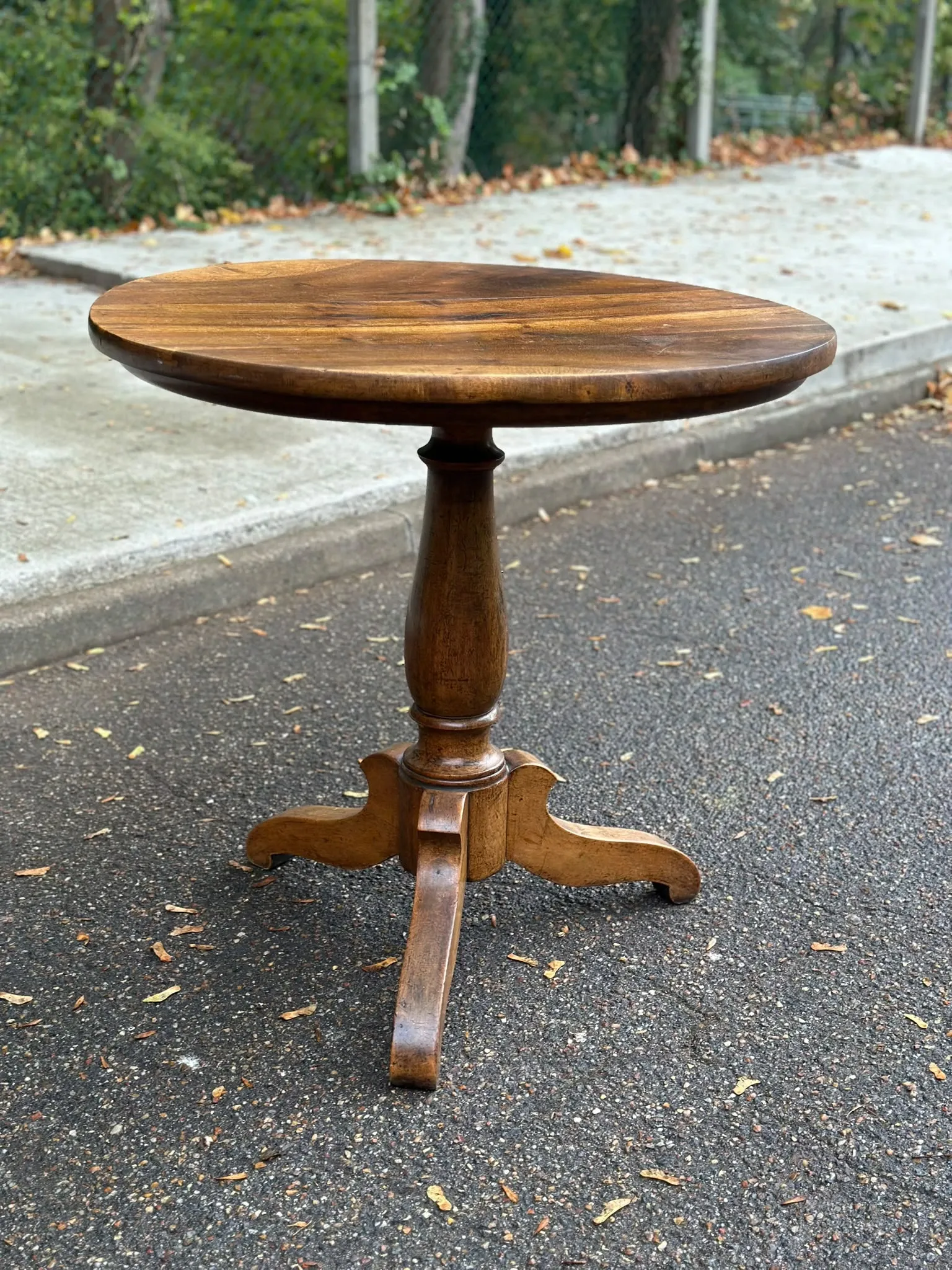 Table ronde Louis Philippe pied central tripode noyer massif XIXe 80x77cm