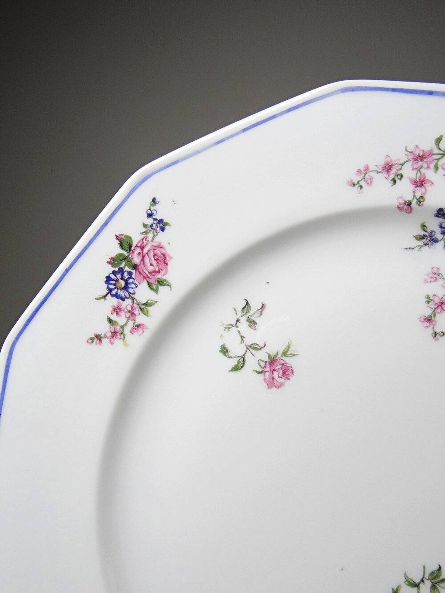 4 flat plates by Bernardaud, Limoges porcelain, floral decoration from the 1920s to 1950s.