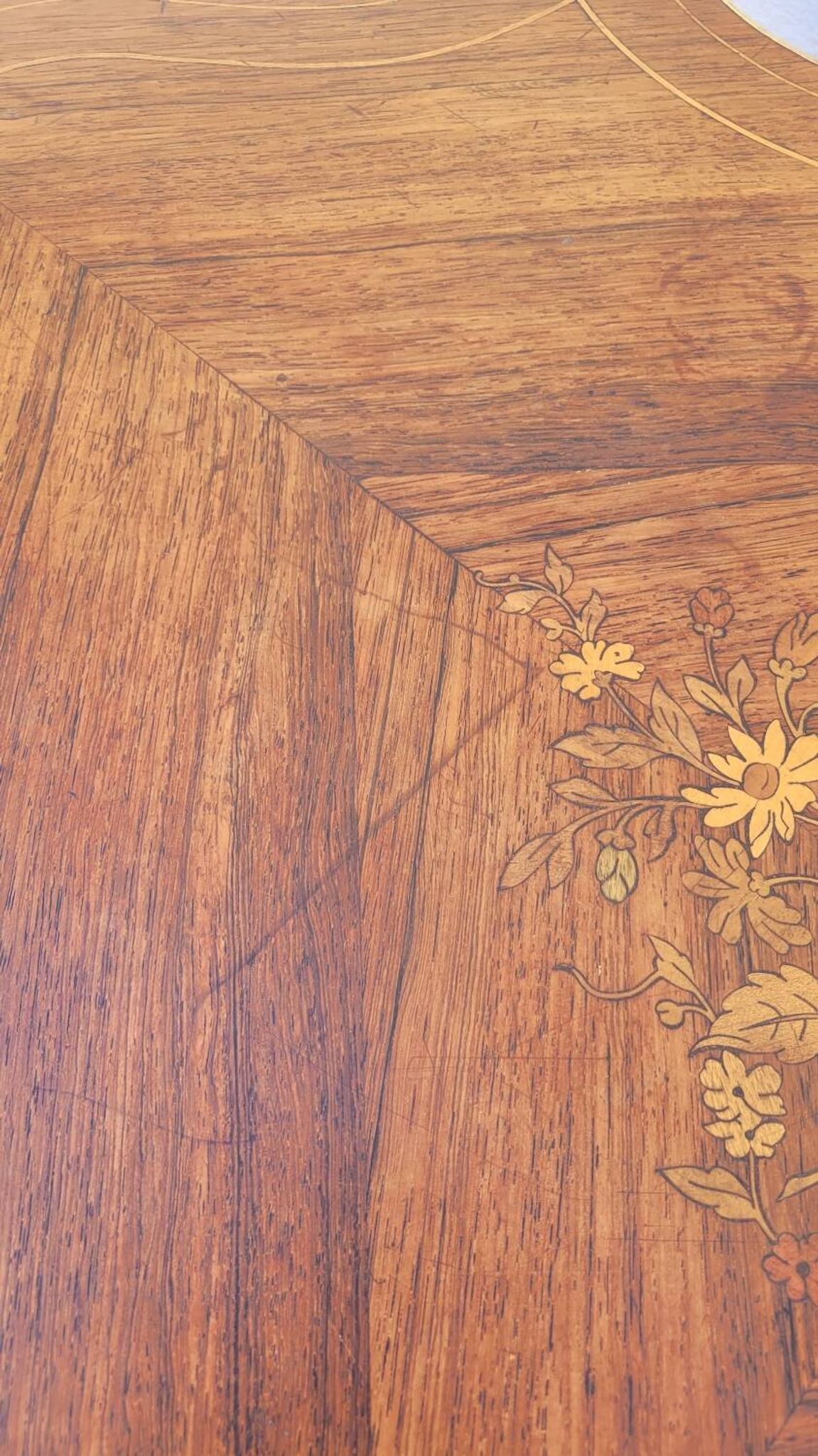 Table bureau de milieu de forme violonnée Napoléon iii 19ème en marqueterie