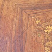 Table bureau de milieu de forme violonnée Napoléon iii 19ème en marqueterie