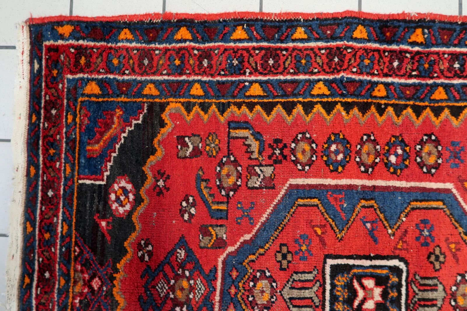 Vintage 1930s Persian Hamadan rug, geometric medallion, 105cm x 143cm (3'5" x 4'8") - 1C1276