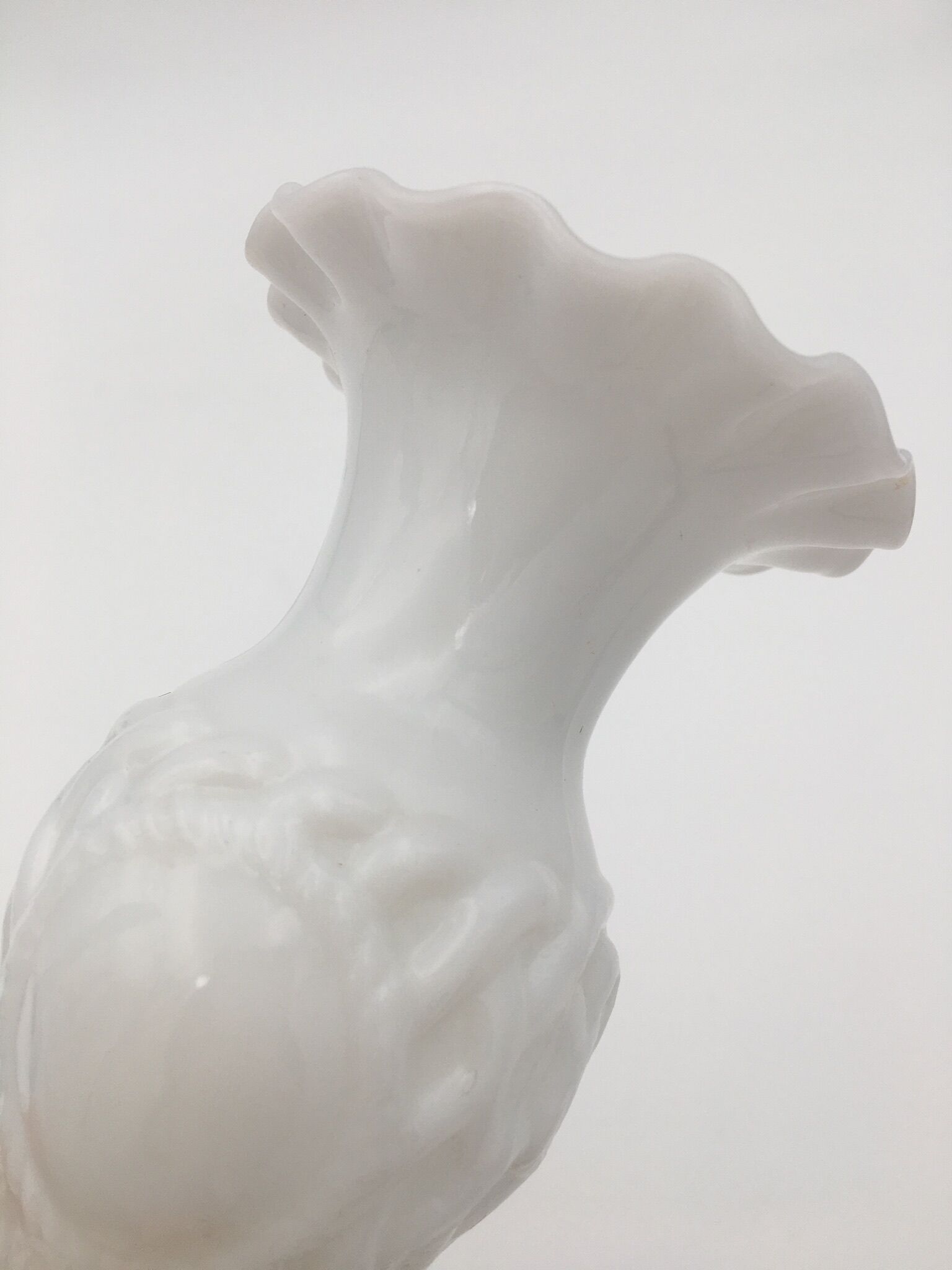 Vase ancien en opaline de foire, blanc, col corolle et décor médaillon 1900