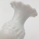 Vase ancien en opaline de foire, blanc, col corolle et décor médaillon 1900
