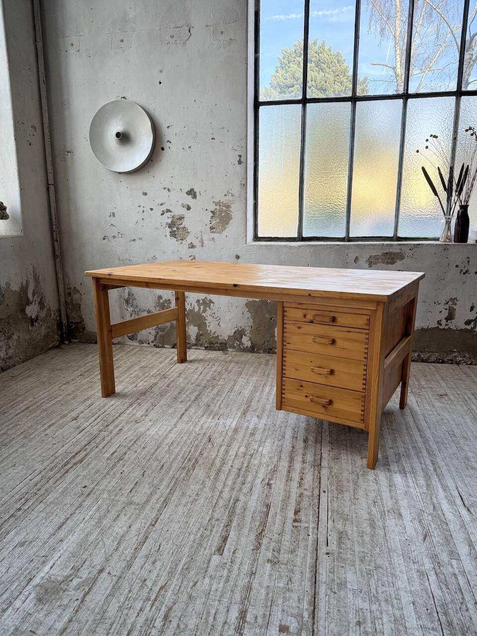 Bureau pin suédois style aperldoon 1970