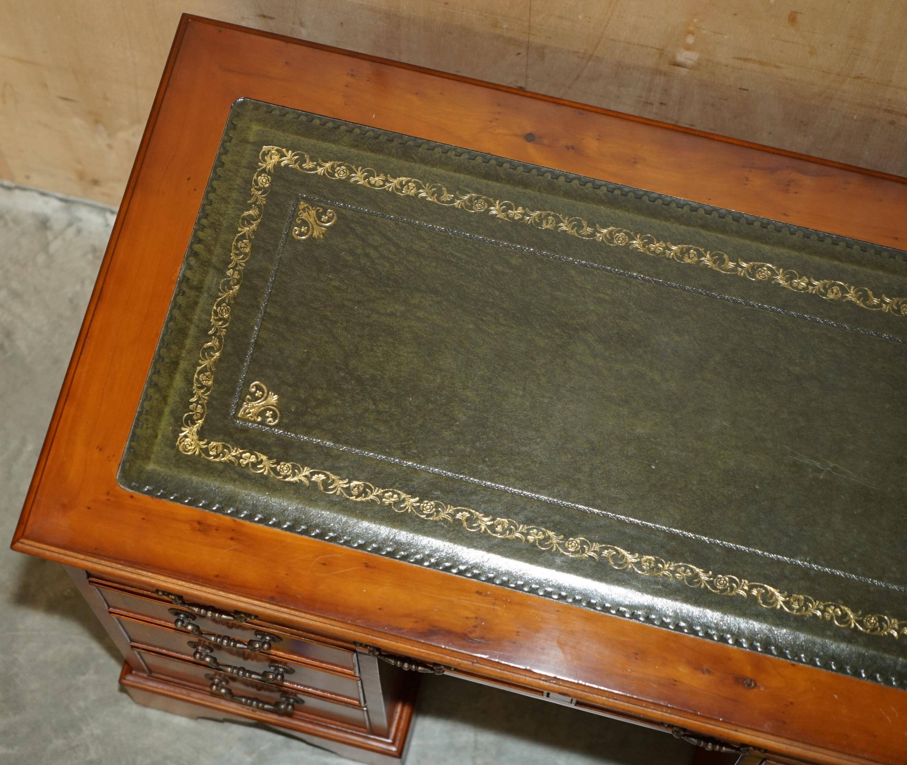 Bureau à deux caissons en bois de if frisé et cuir