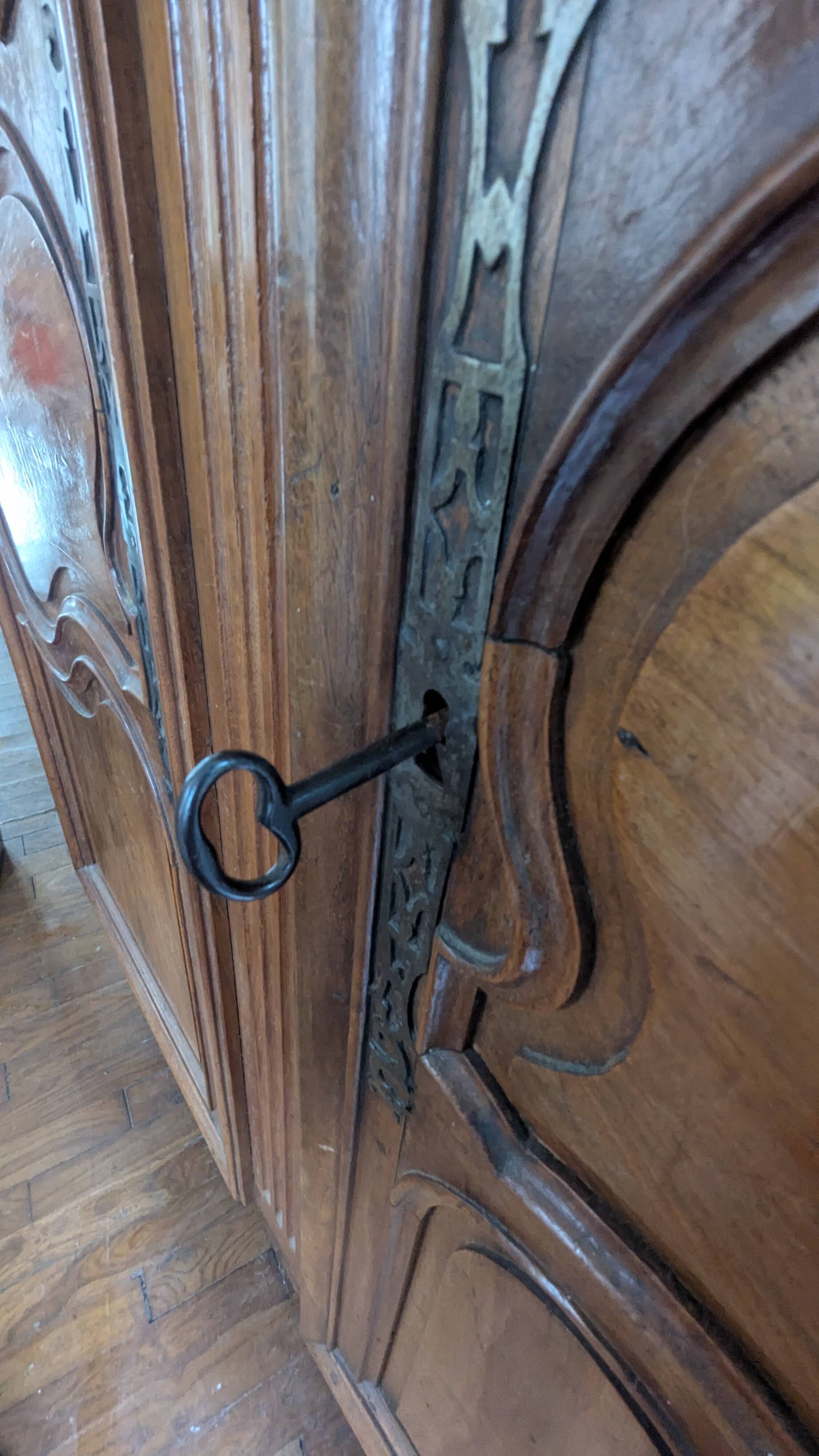 Armoire époque style Louis XV -Louis XVI en noyer