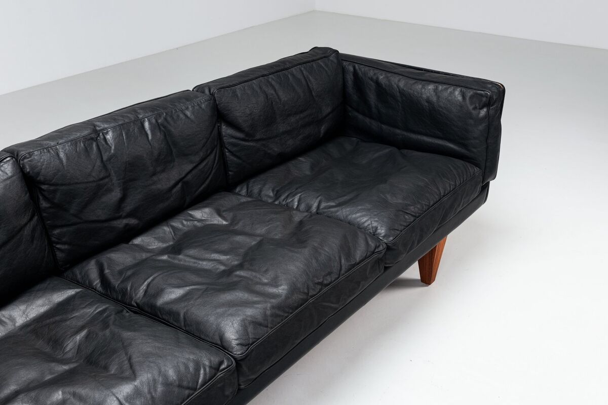Illum Wikkelso model V11 sofa in black leather by Holger Christiansen, Denmark, 1960