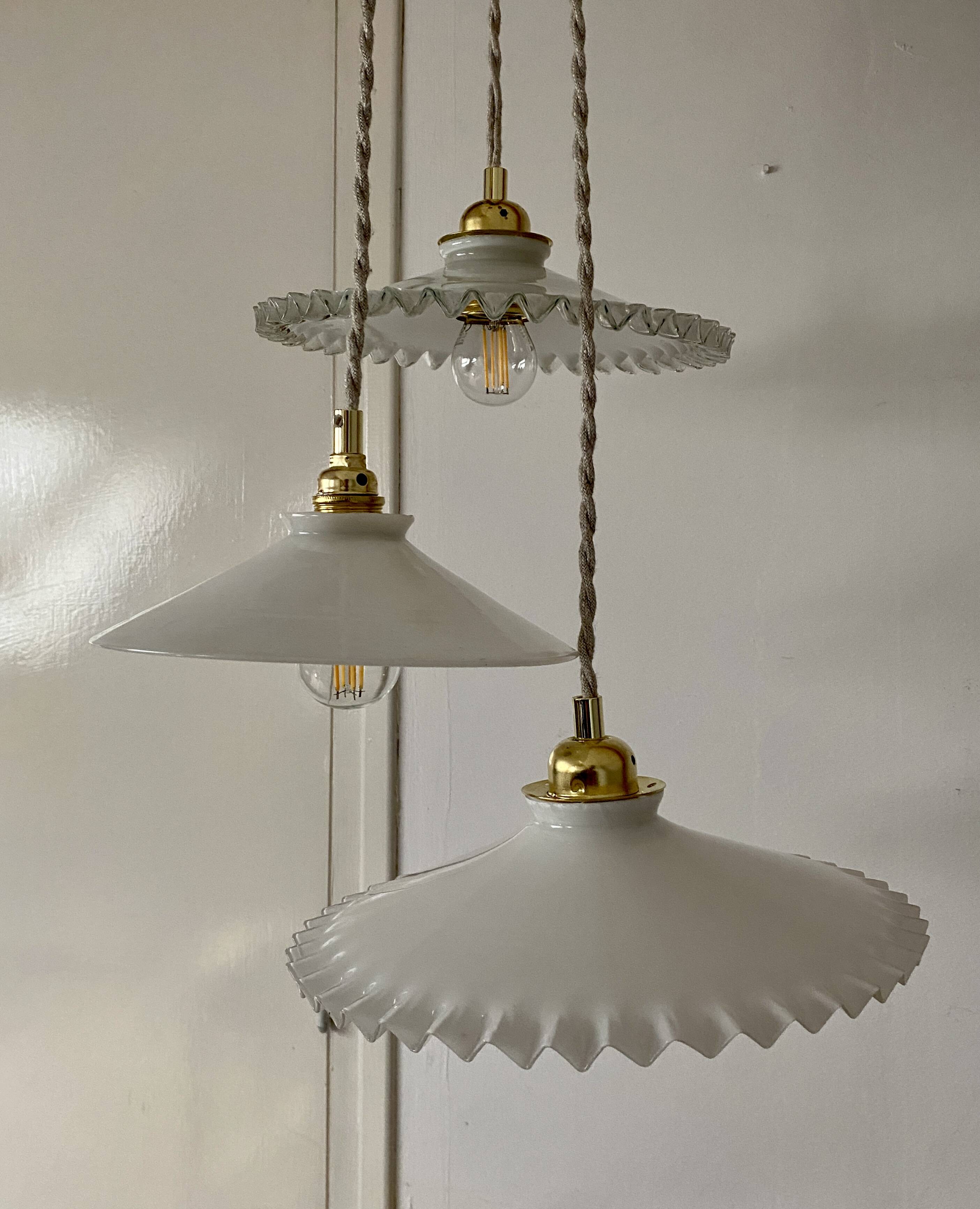 Suspension triple abat-jour vintage en opaline blanche