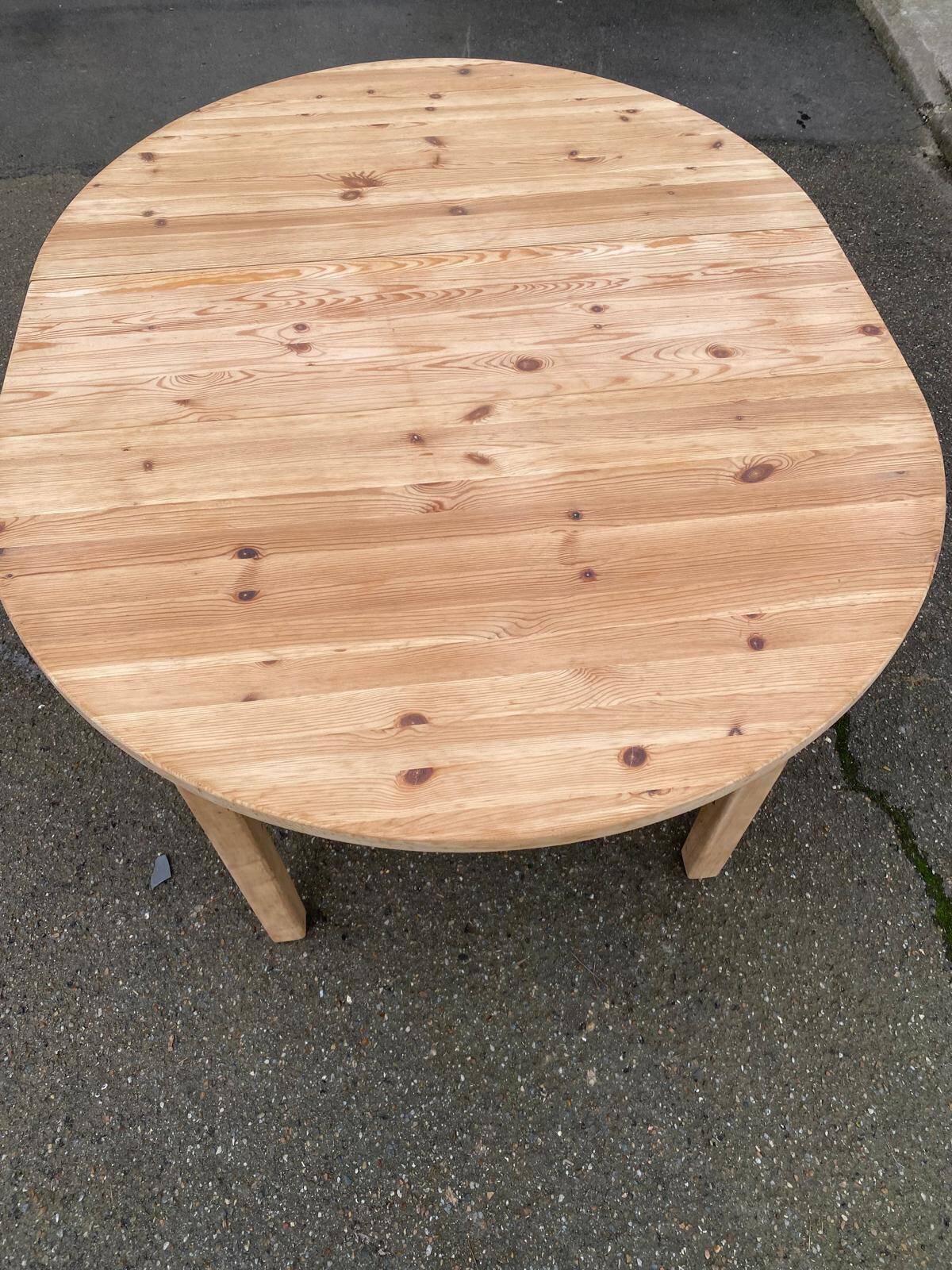 Renovated round Scandinavian dining table, extendable, made of solid wood, 110-140cm.