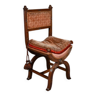 Chaise Curule en Noyer massif, goût Renaissance – Fin XIXe