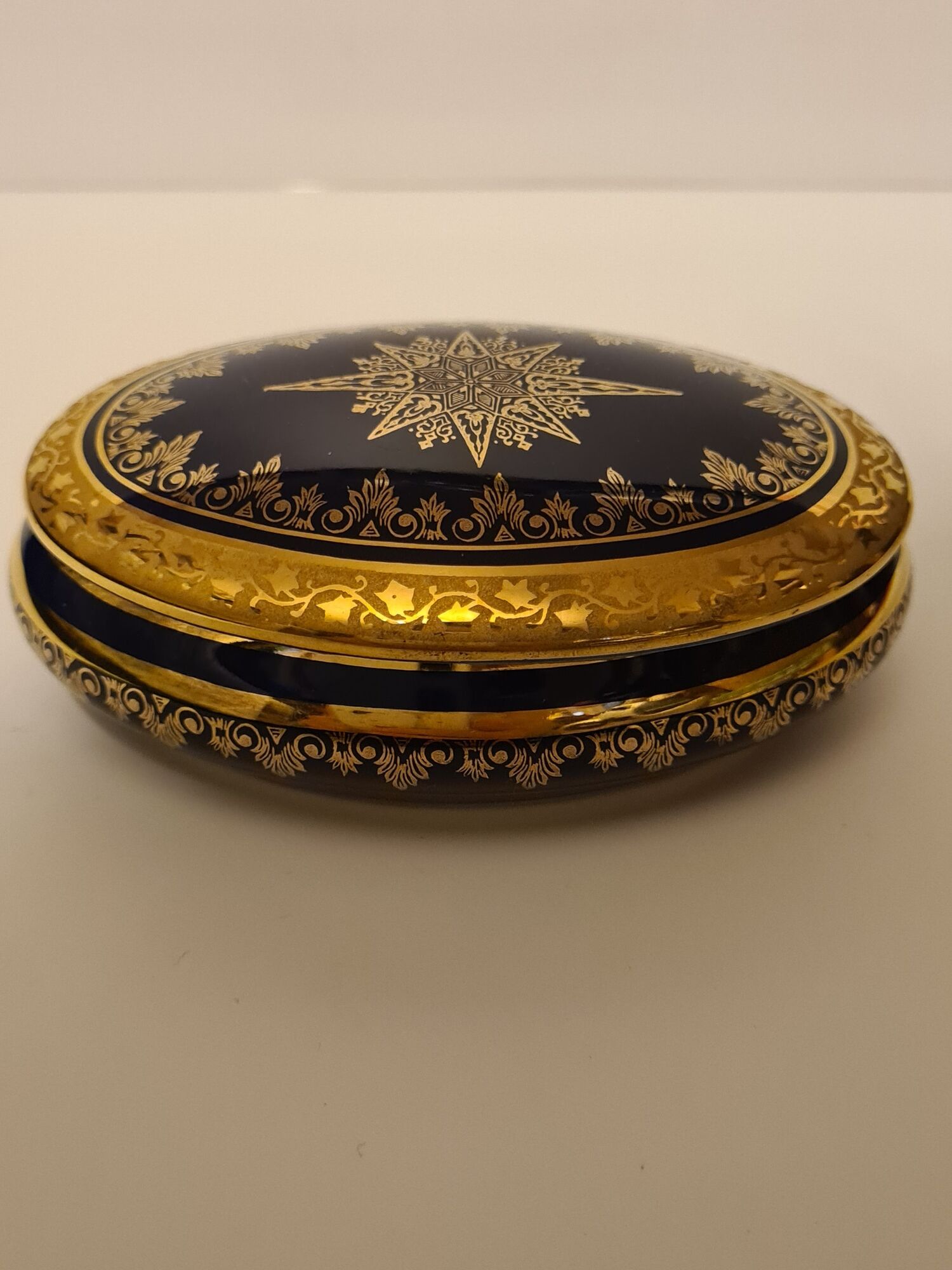 Bonbonnière in Limoges porcelain blue and gold