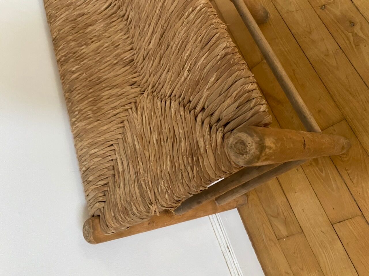 Banc en bois paillé