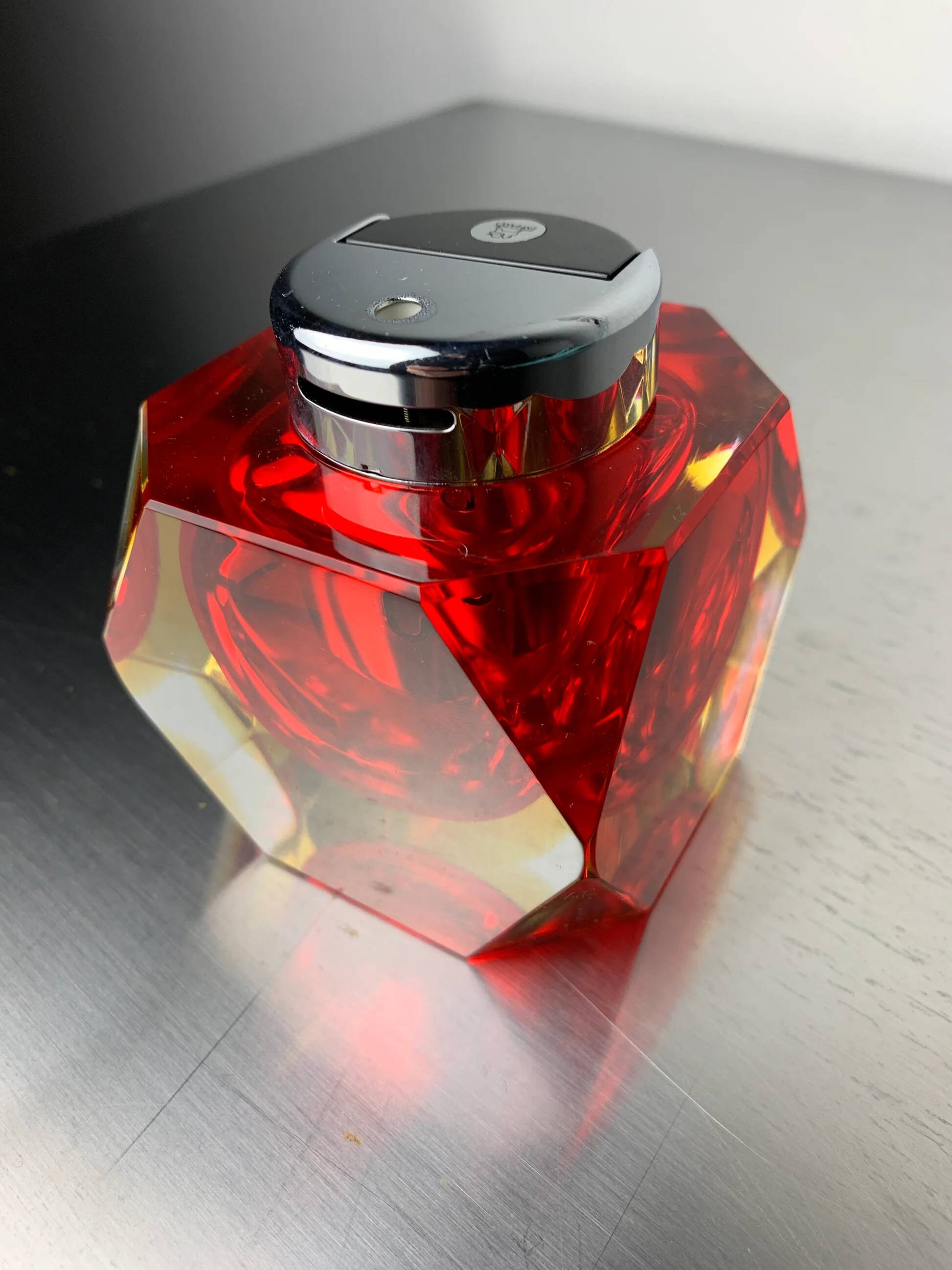 Briquet facetté Sommerso par Seguso, en verre de Murano rouge et jaune, Italie, années 1970