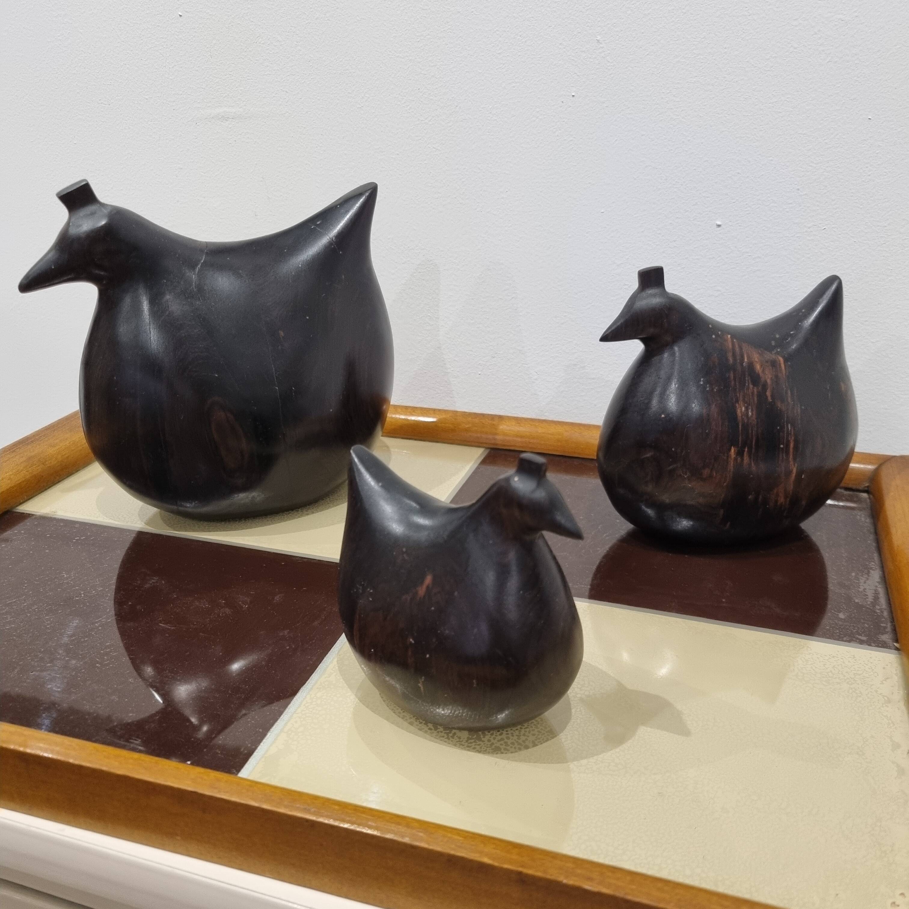 Trio de sculptures poules en ébène