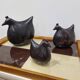 Trio de sculptures poules en ébène
