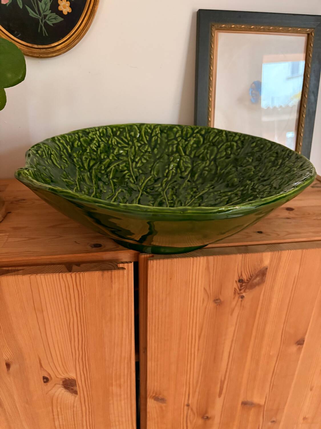 Grand plat / saladier en faïence barbotine émaillée – forme feuille