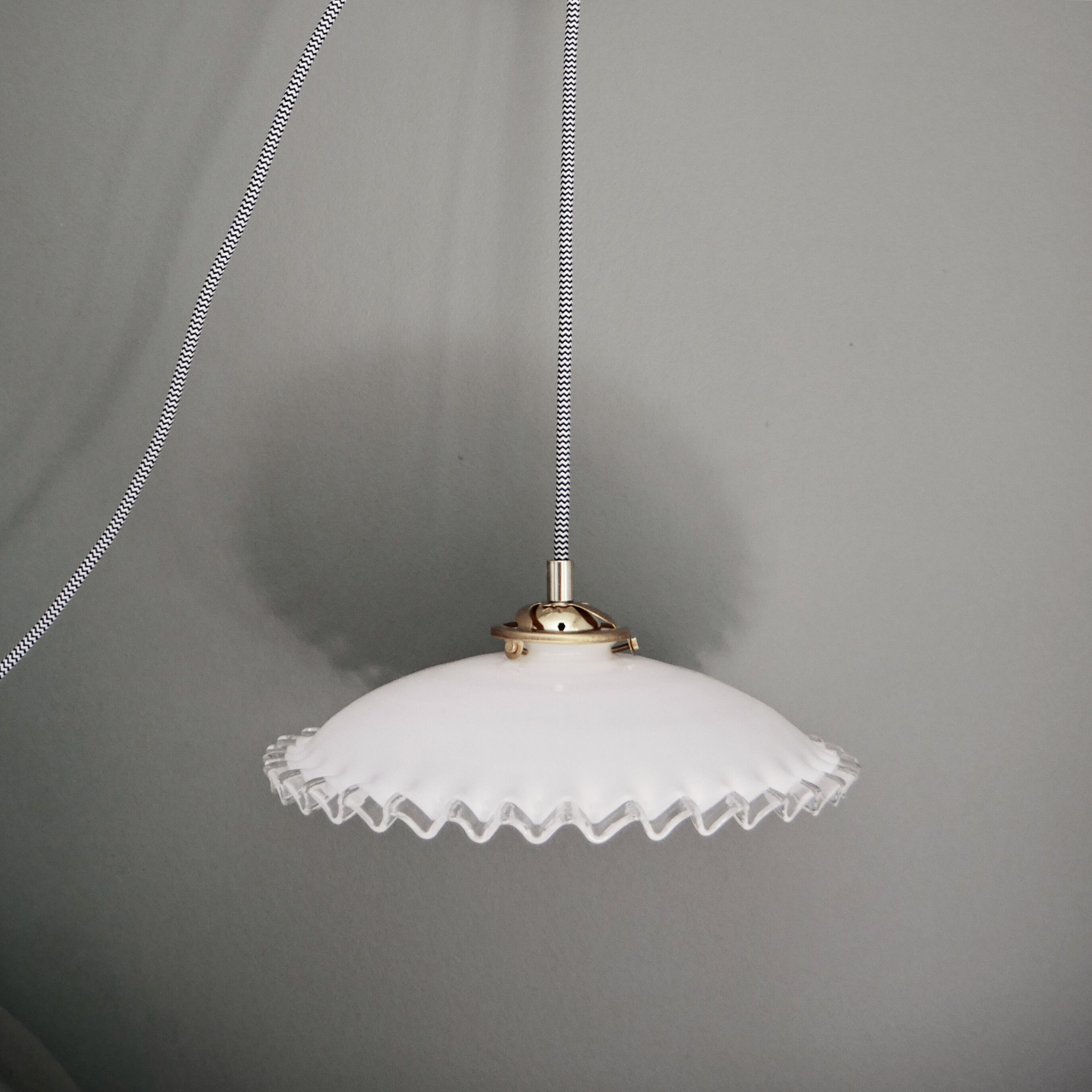 Serrated opaline suspension