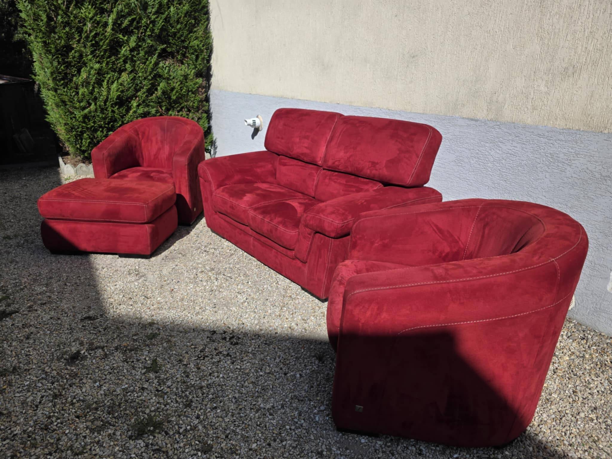 Ensemble un canapé deux fauteuils rouge et un pouf très bon état