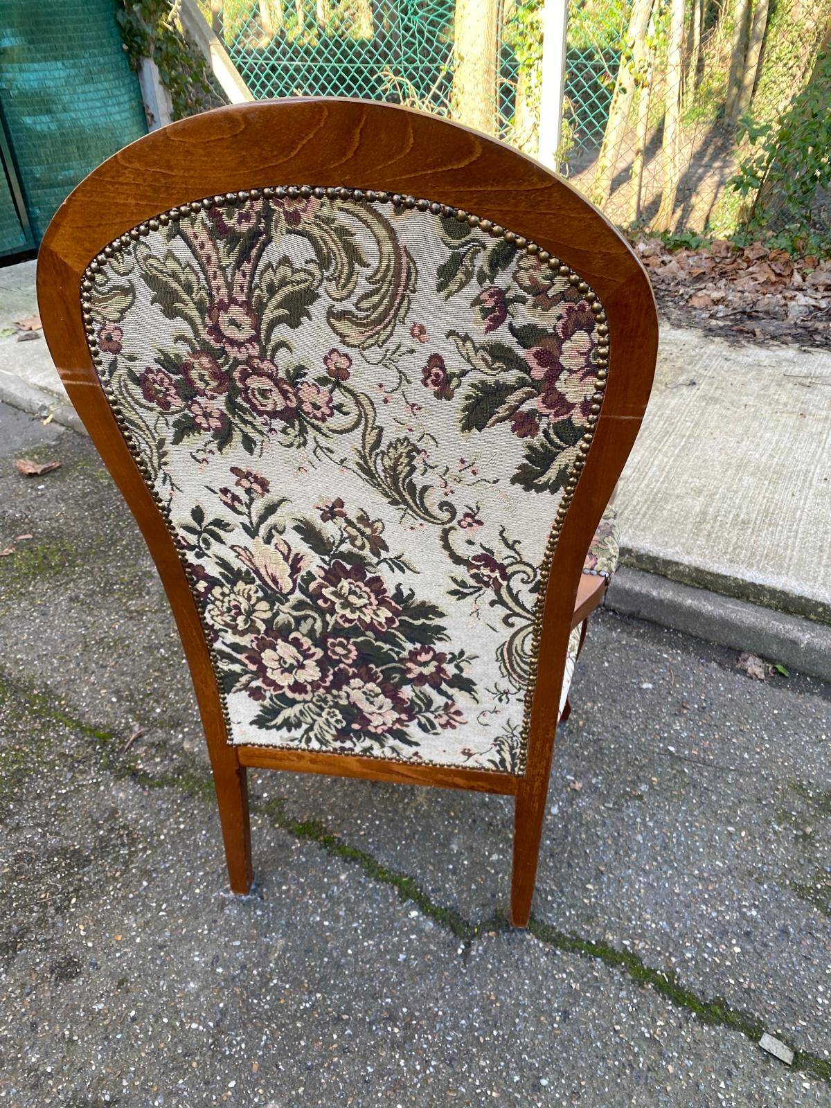 Louis XV Voltaire armchair in solid wood and floral fabric.
