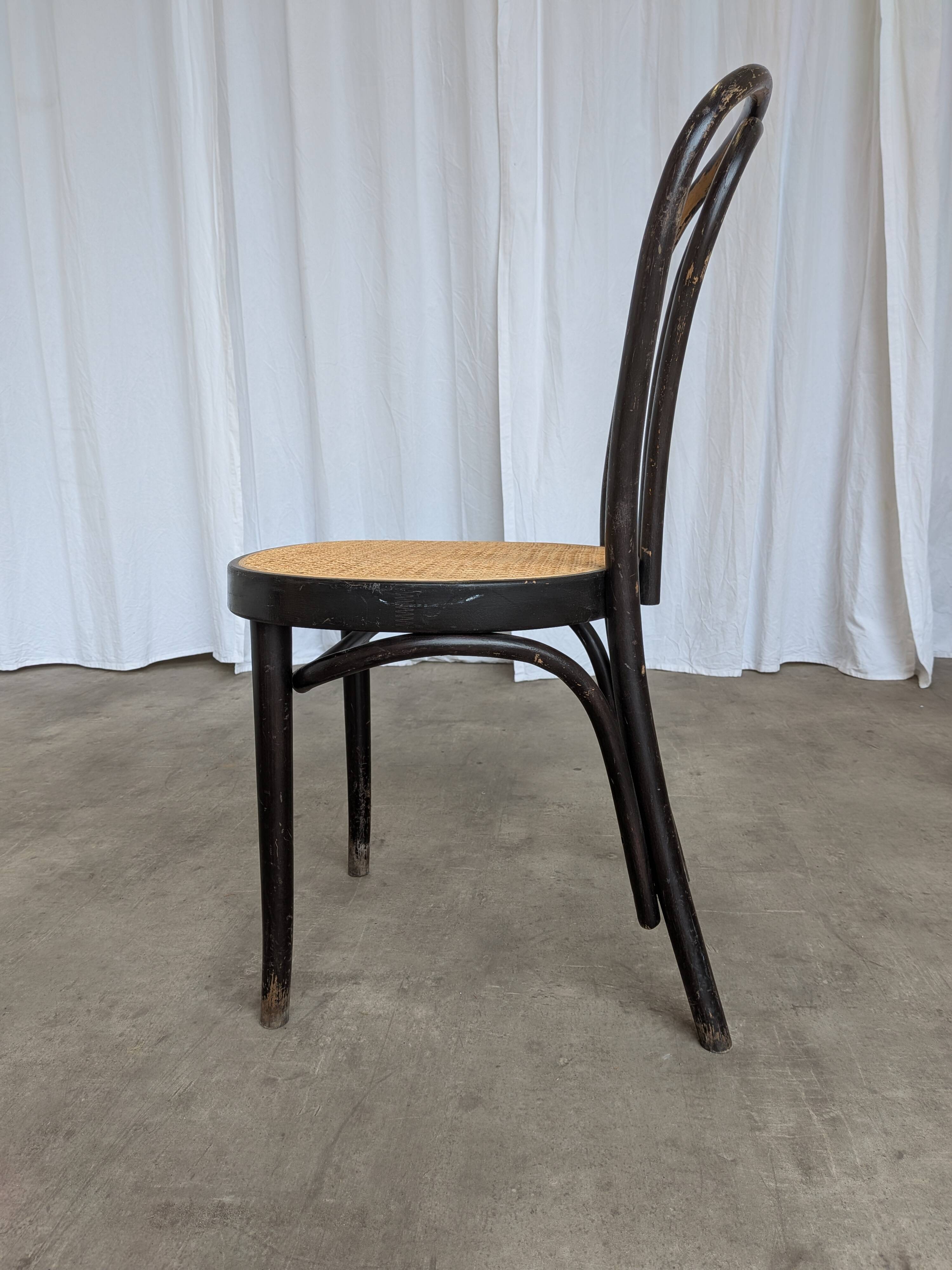 Chaise de salle à manger vintage en bois cintré : siège en osier noir de style Thonet