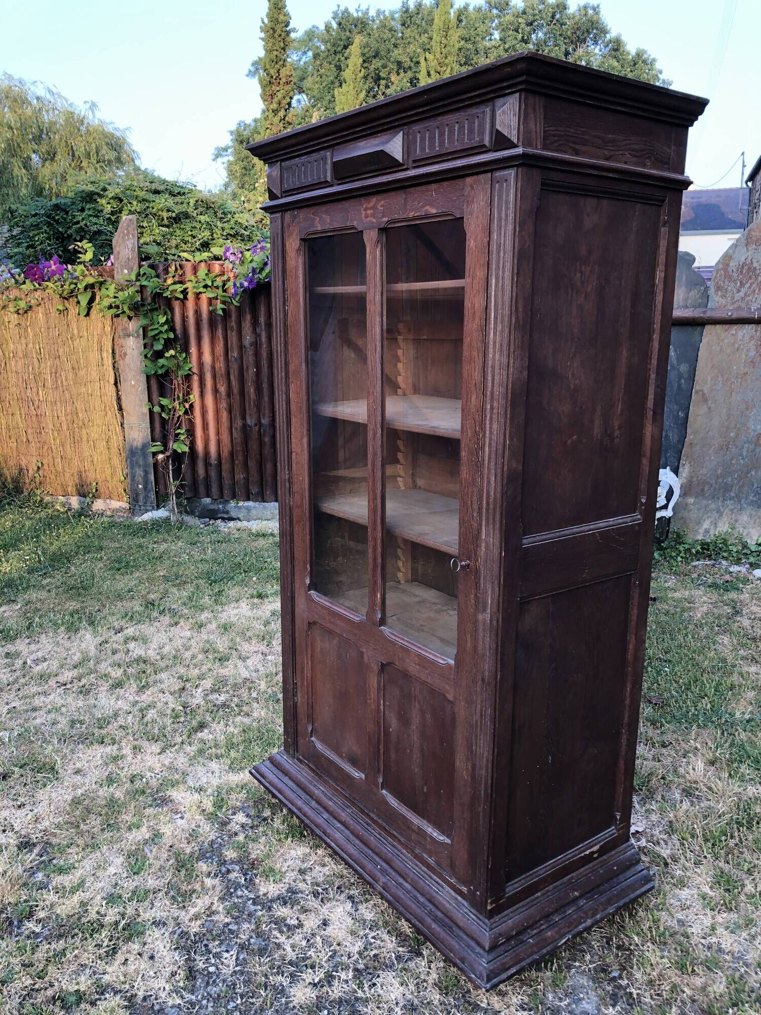 Armoire vintage parisienne à 1 porte vitrée en chêne massif.