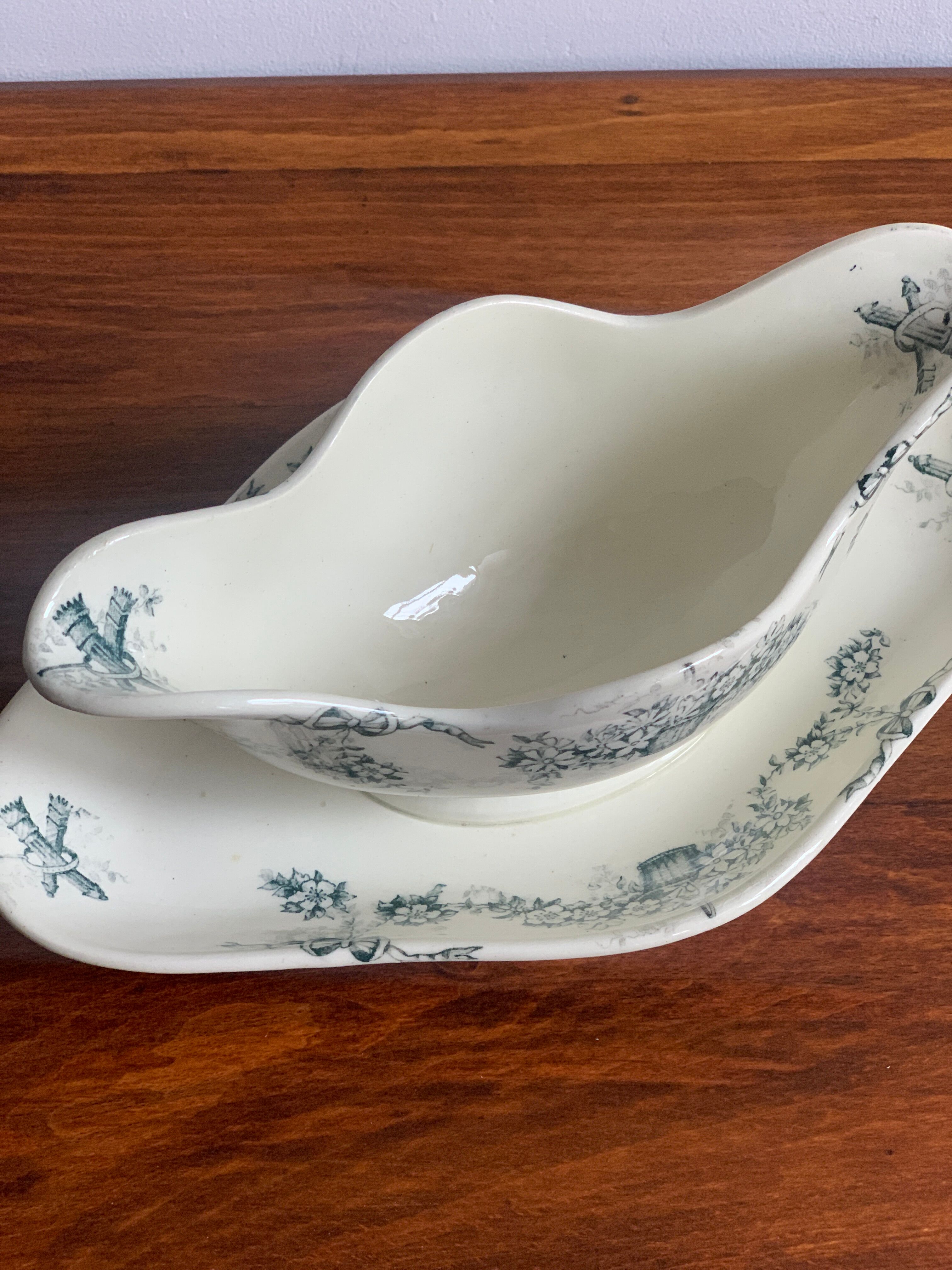 Iron earth gravy boat