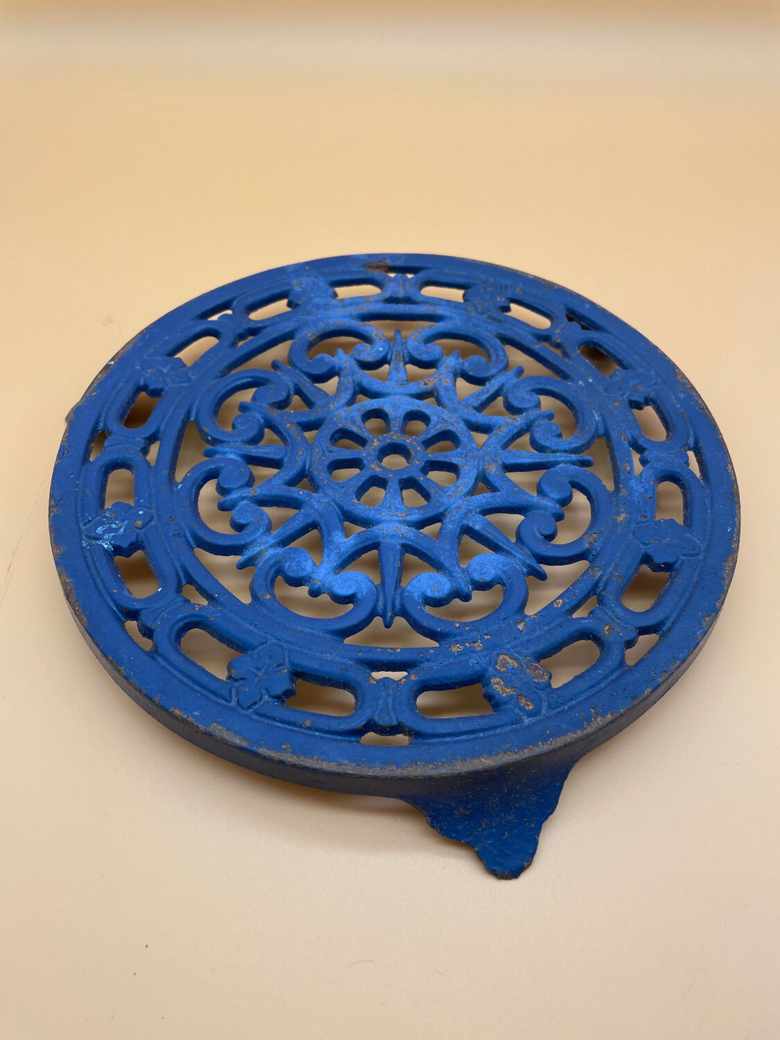 Dessous de plat bleu en fonte motif géometique decotec made in France