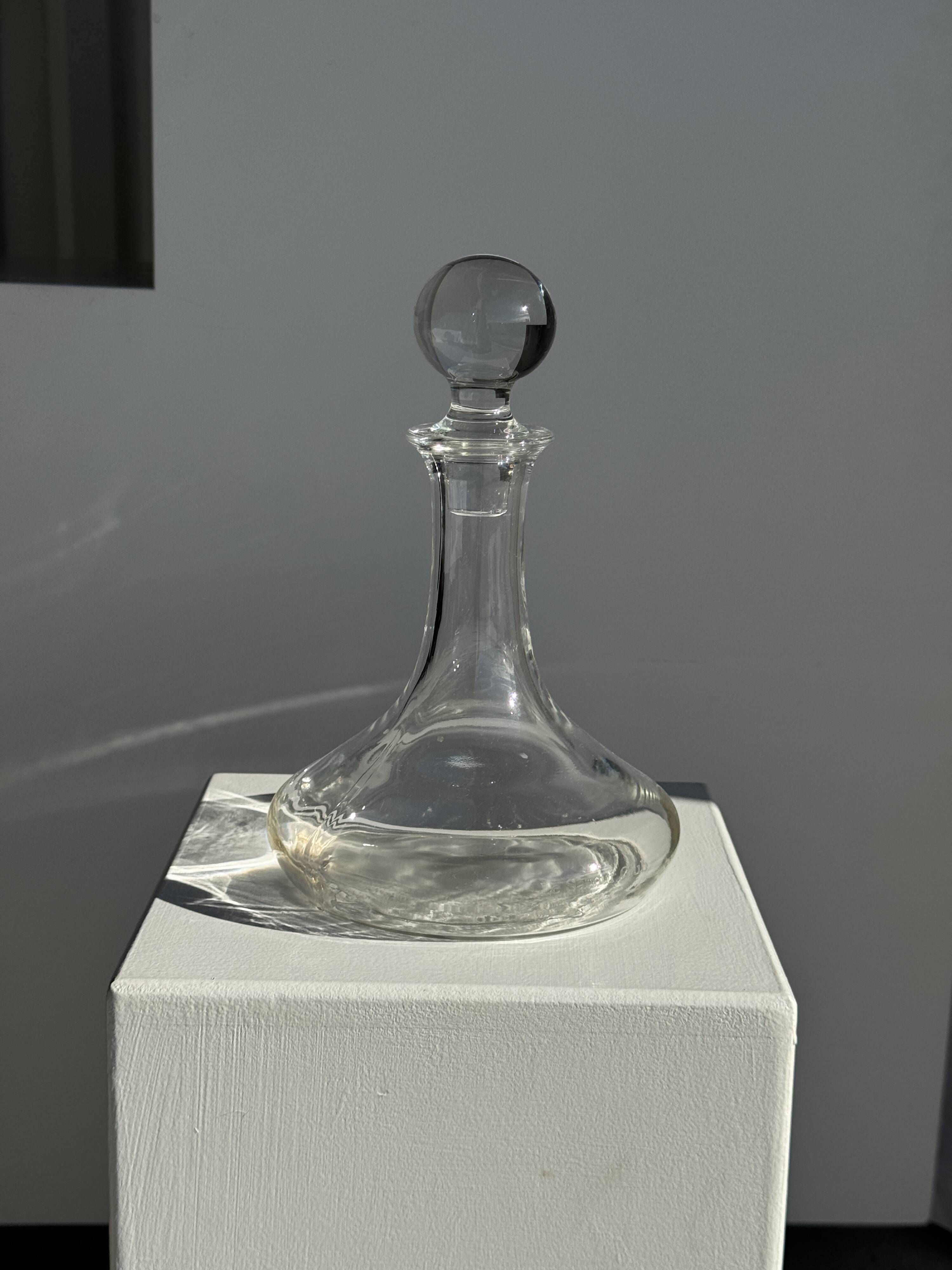 Vintage decanter with round stopper H27