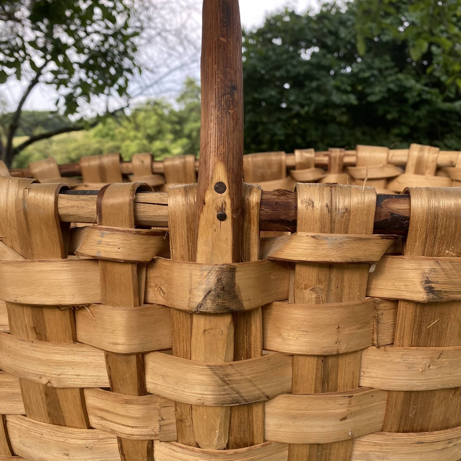 Panier en châtaignier et noisetier