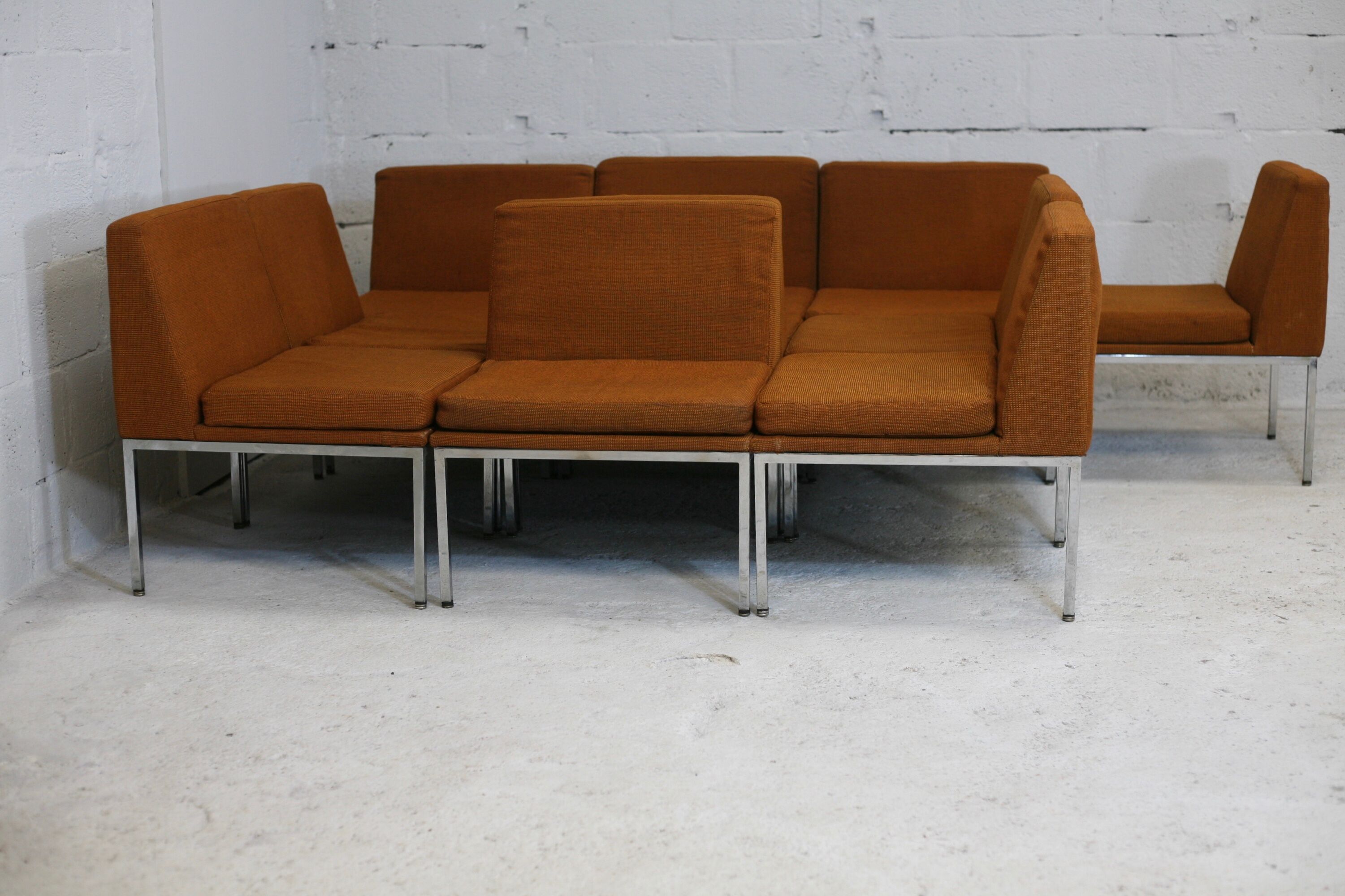 Ensemble de 10 chauffeuses de Louis Baillon, édition Planforms formant canapé modulable, circa 1950