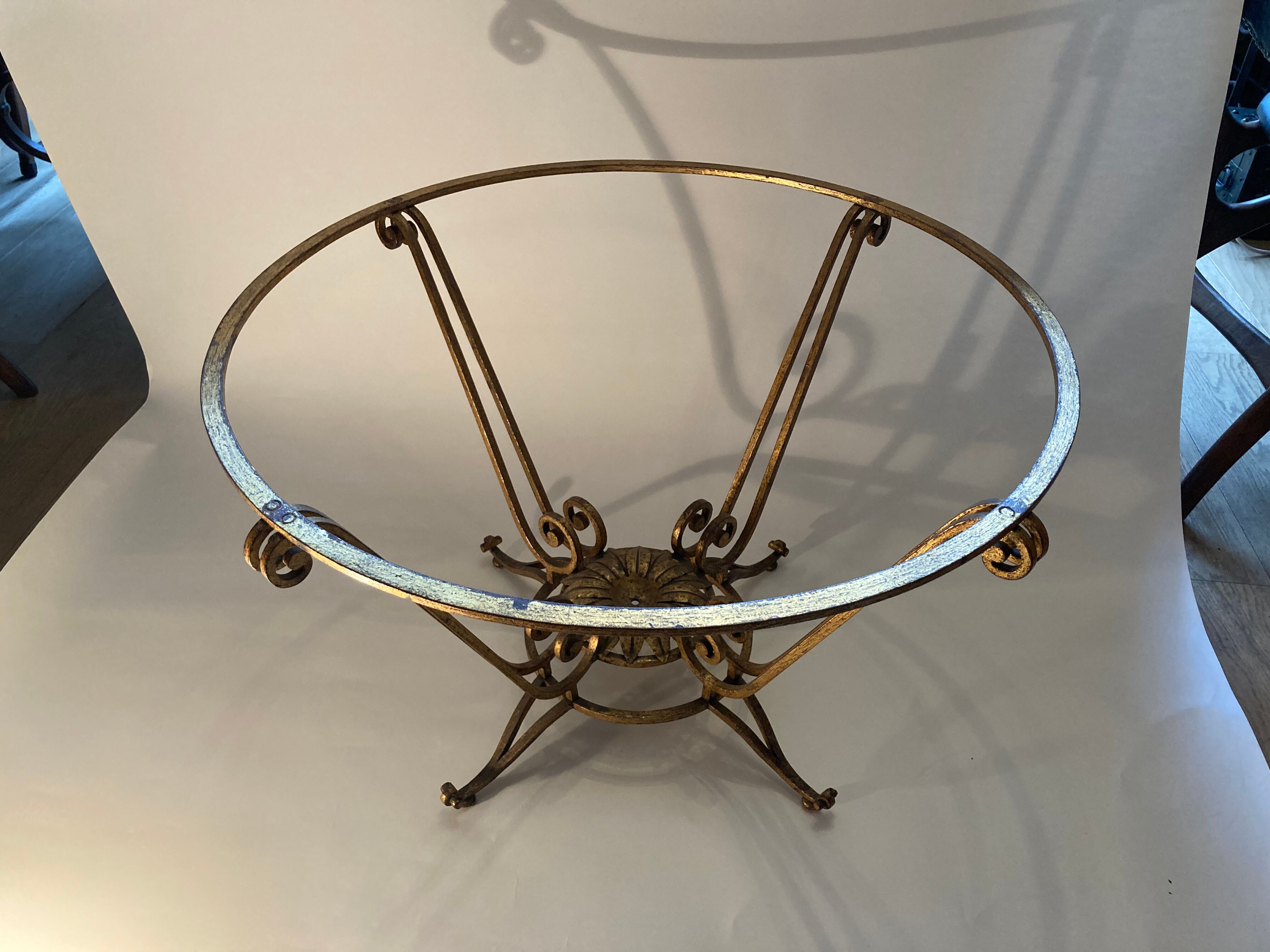 Table basse dorée en fer forgé Italie années 1940