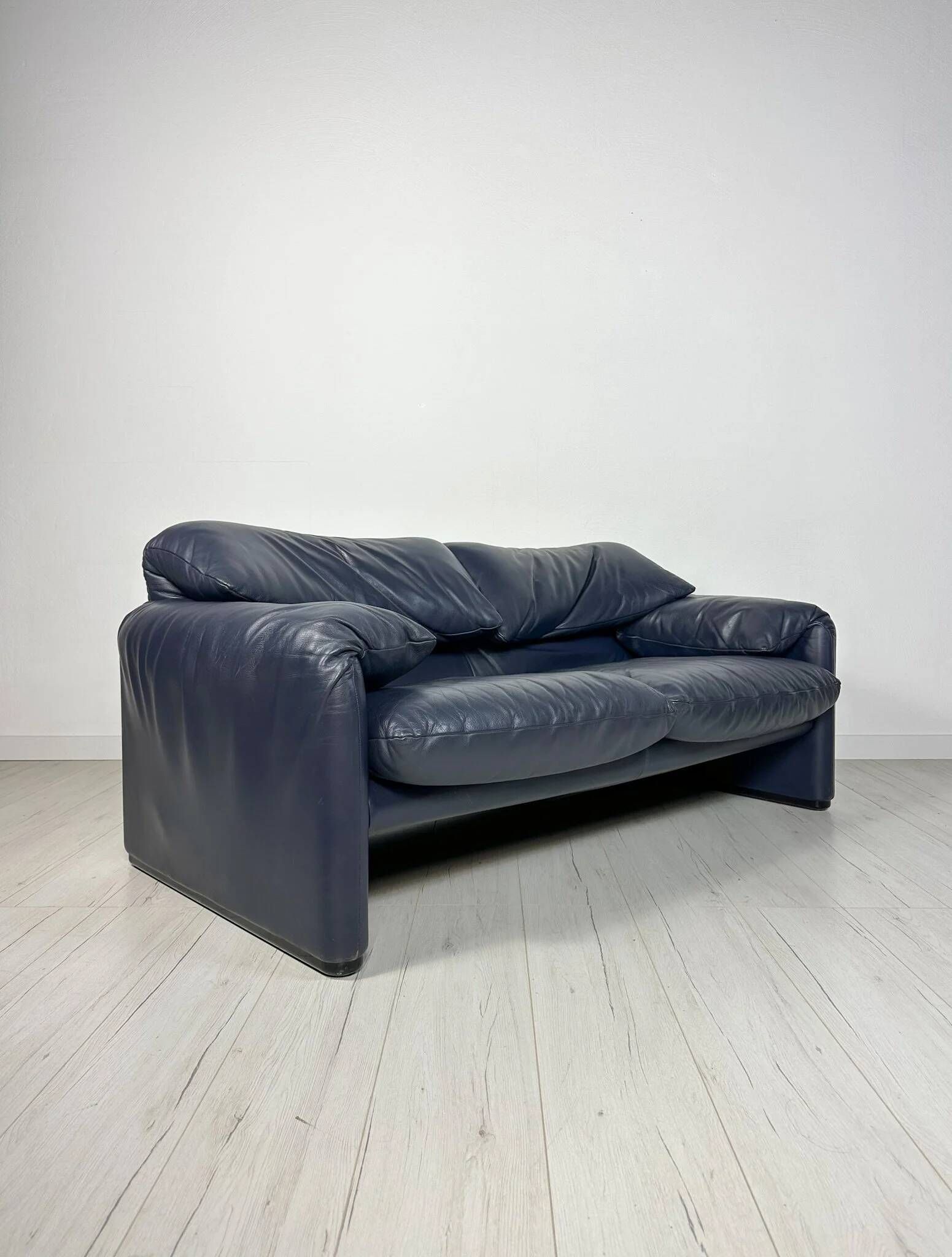 Vintage Maralunga 2-seater leather sofa from the 1980s by Vico Magistretti for Cassina.