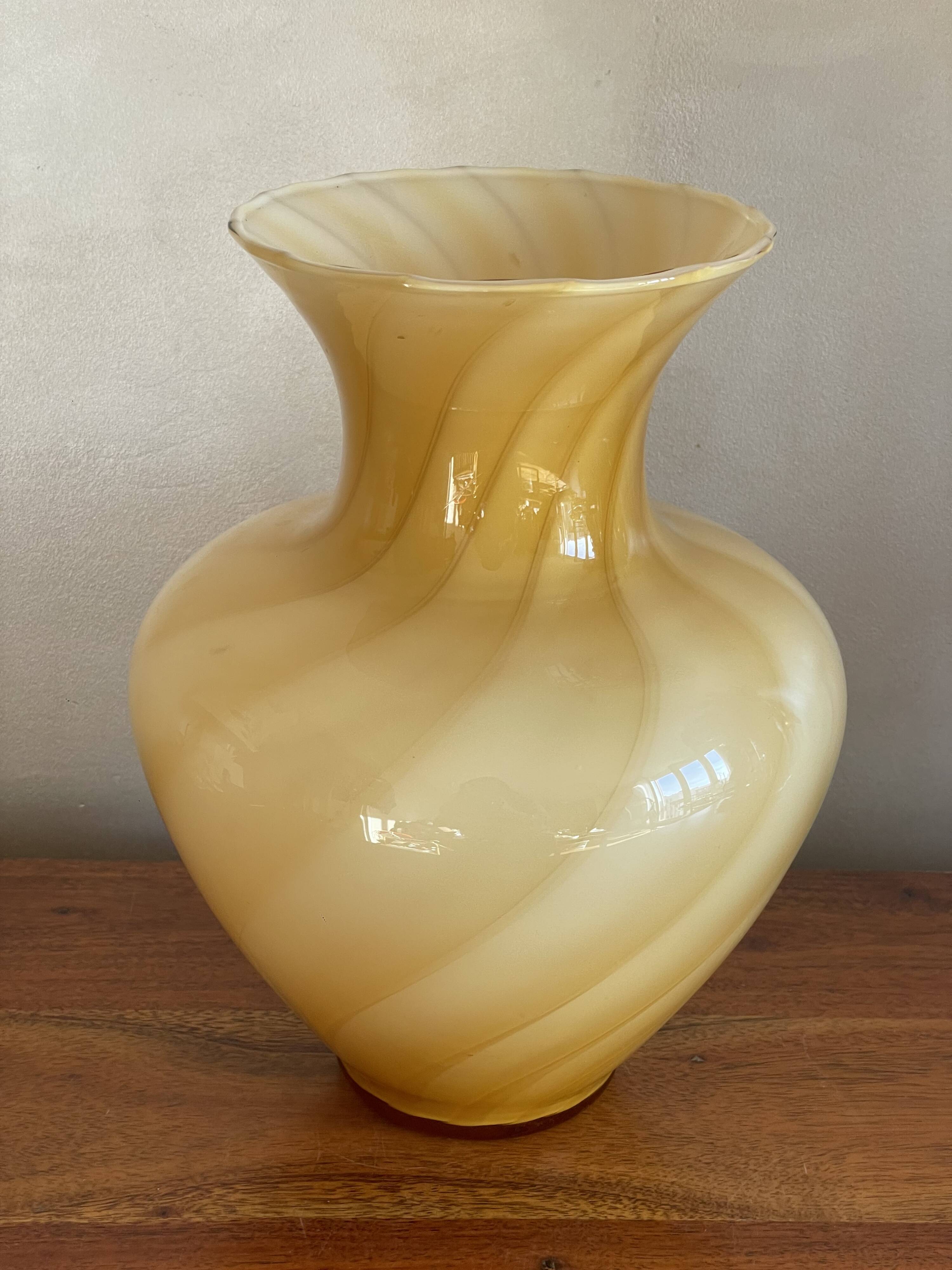 Round vase