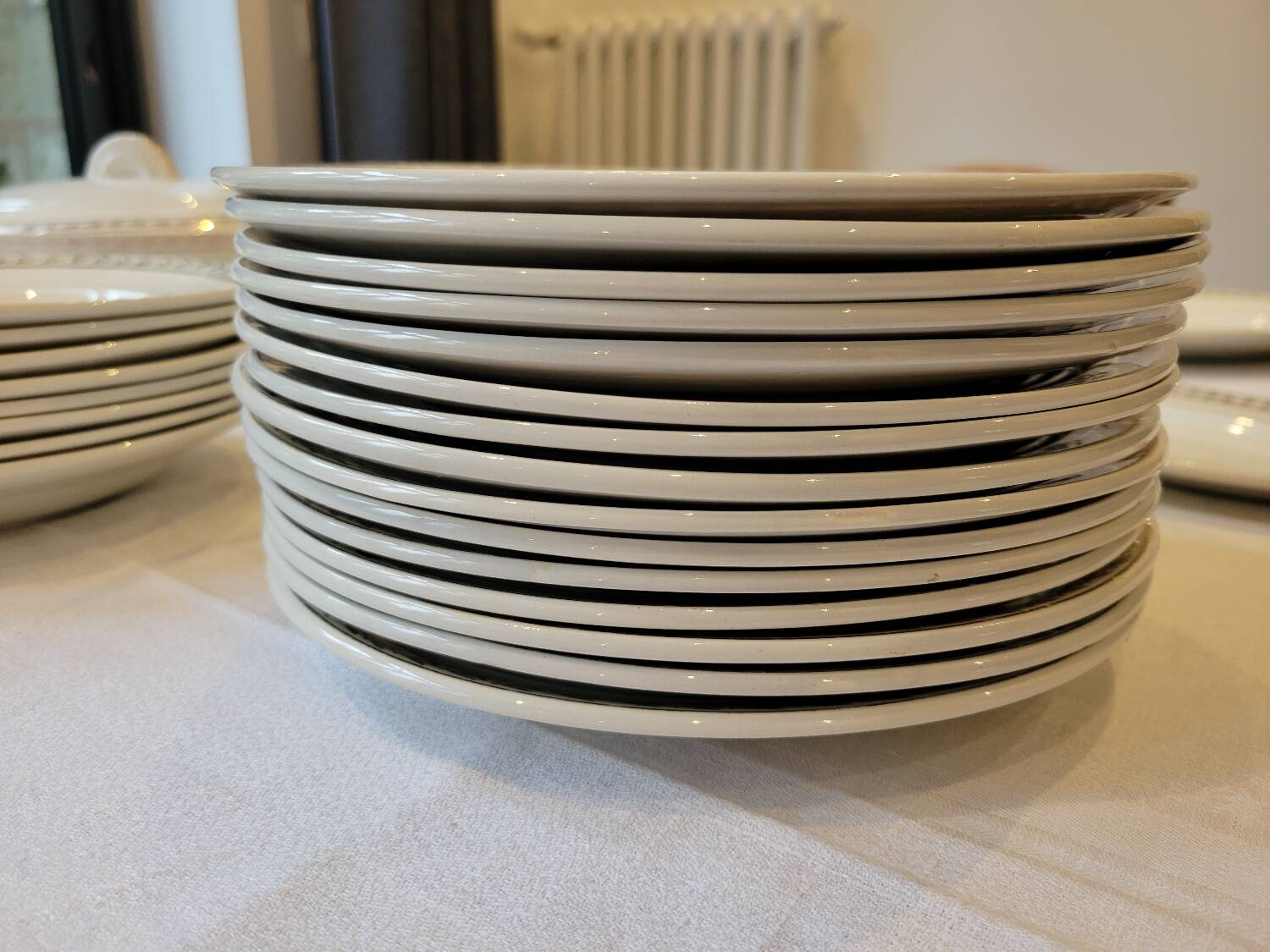 Table service in opaque porcelain with gold leaf.