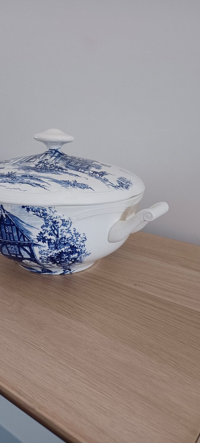Tiled tureen Gien Wedgwood blue décor
