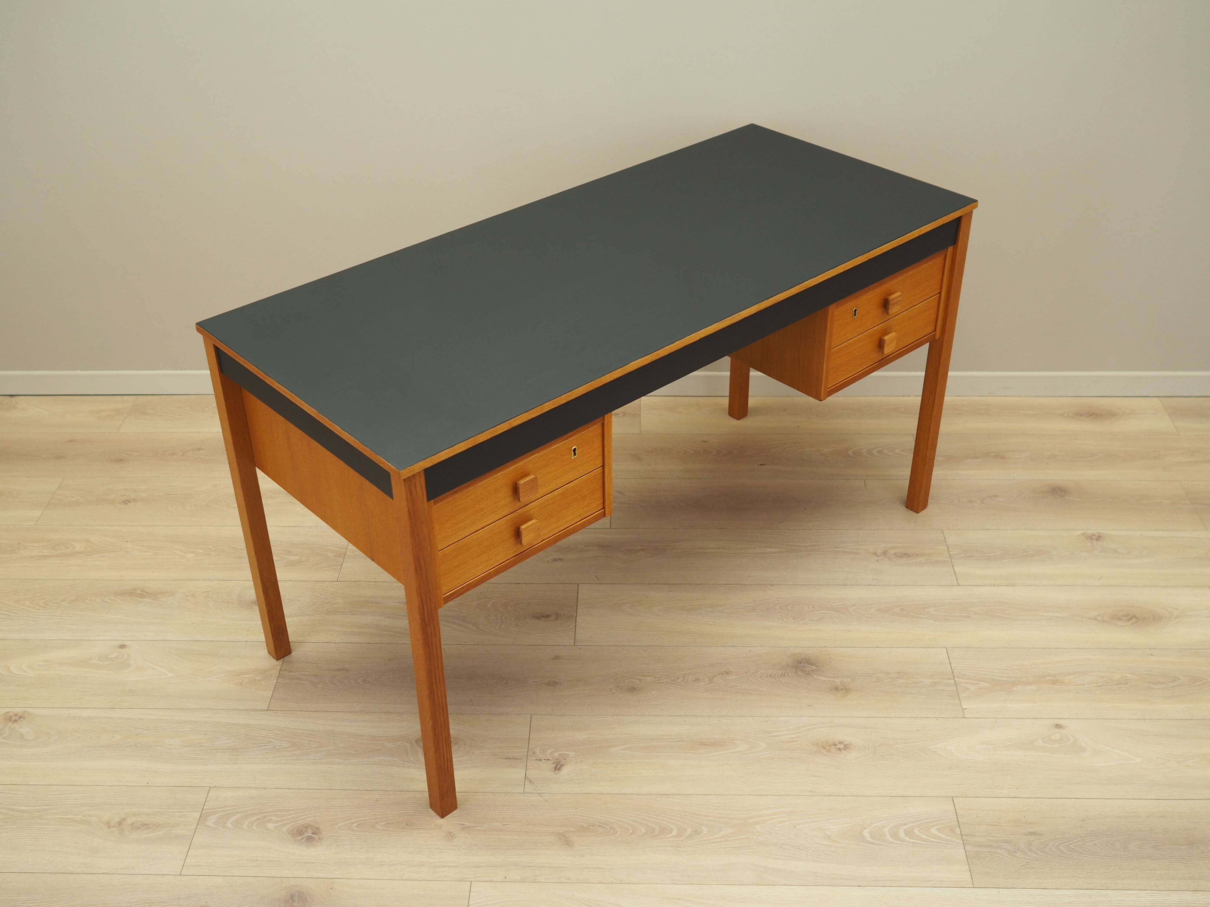 Bureau en frêne, design danois, années 1970, production : Danemark