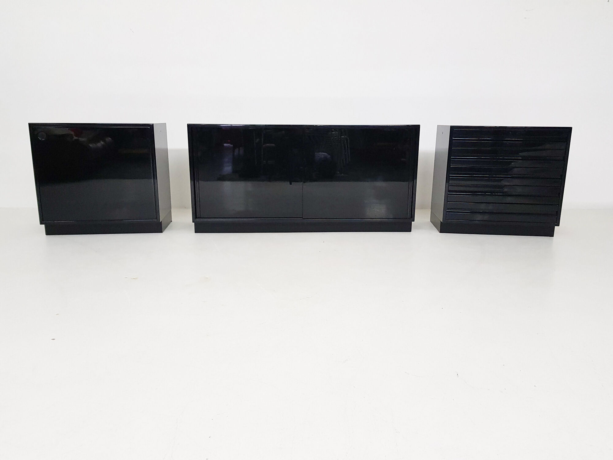 Osvaldo Borsani for Tecno "Model SE" Black Piano Gloss Sideboard, Italy 1951