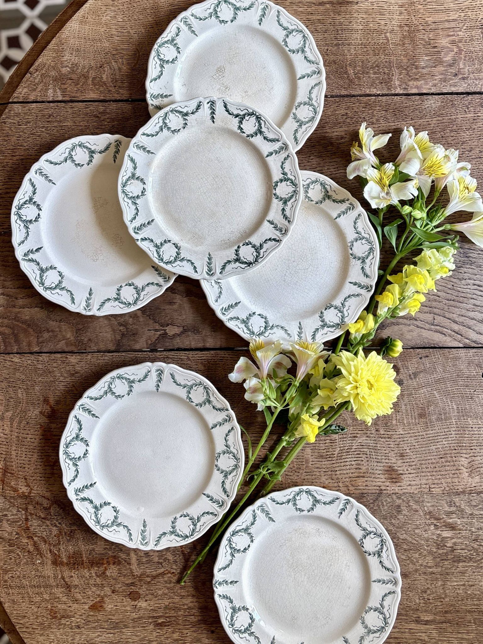 Superb set of 6 vintage dessert plates from the Longchamp factory.