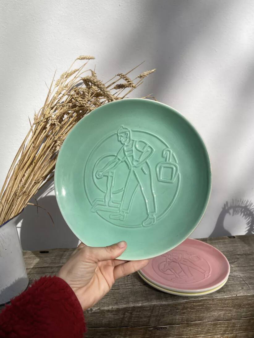 7 multicolored plates with old Nyon porcelain trades