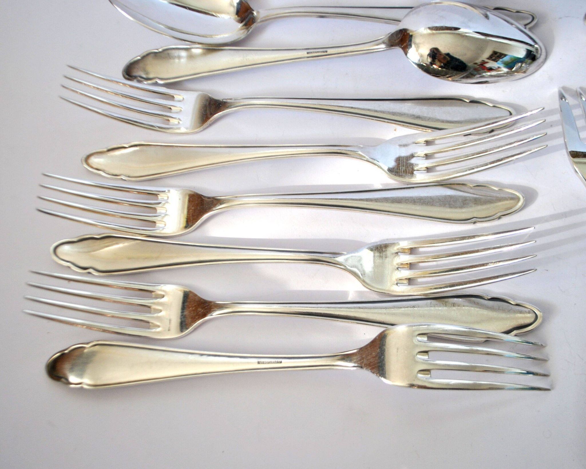 Ménagère 30 couverts de table modernistes en métal argenté chantourné DEETJEN
